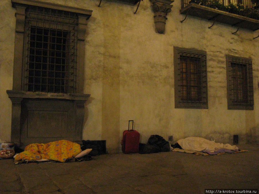 ещё какие-то бездомные с чемоданами Флоренция, Италия