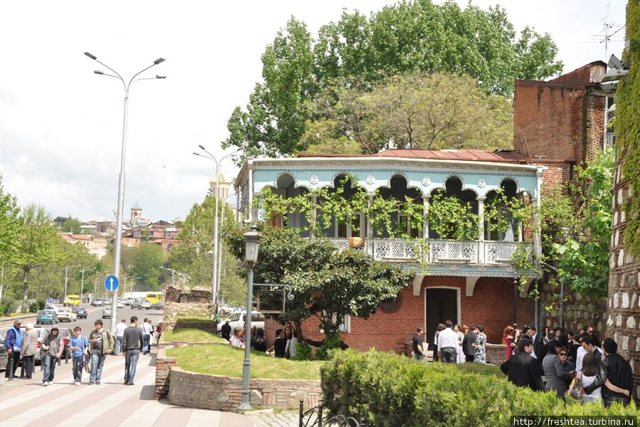 Когда-то весть этот район состоял из таких домов с легендарными тифлисскими балконами по фасаду. Тбилиси, Грузия