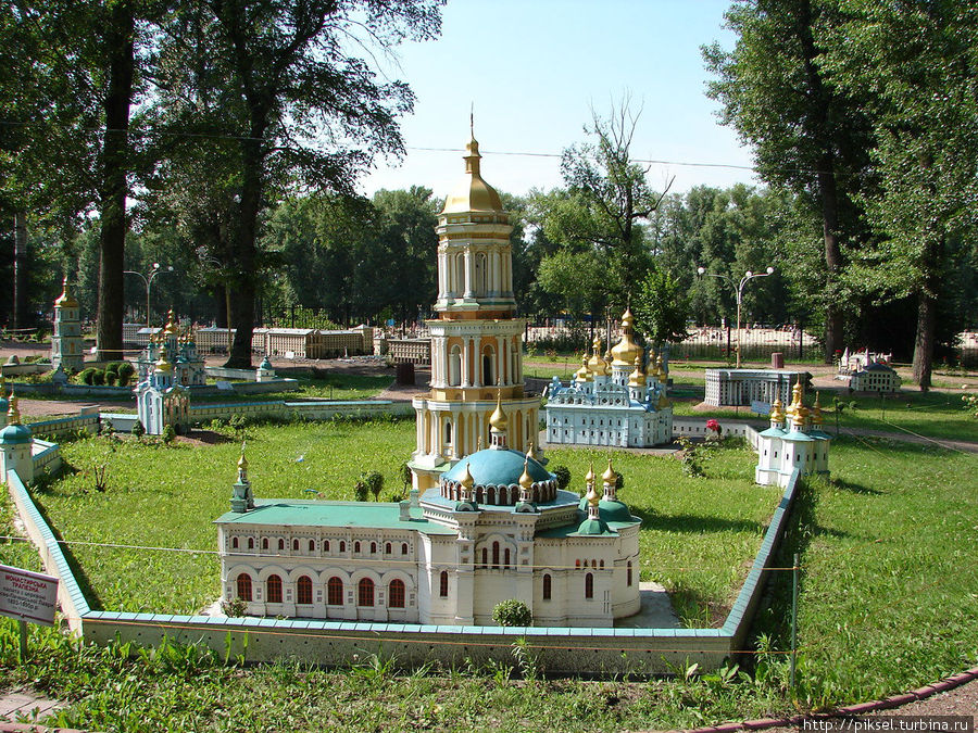 Монастырская трапезная (на переднем плане) Киево  — Печерской Лавры