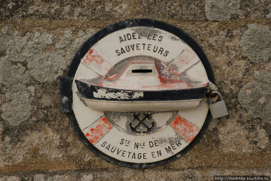 Копилка для сбора средств в помощь спасателям на стене маяка на мысу. Плогоф, Франция