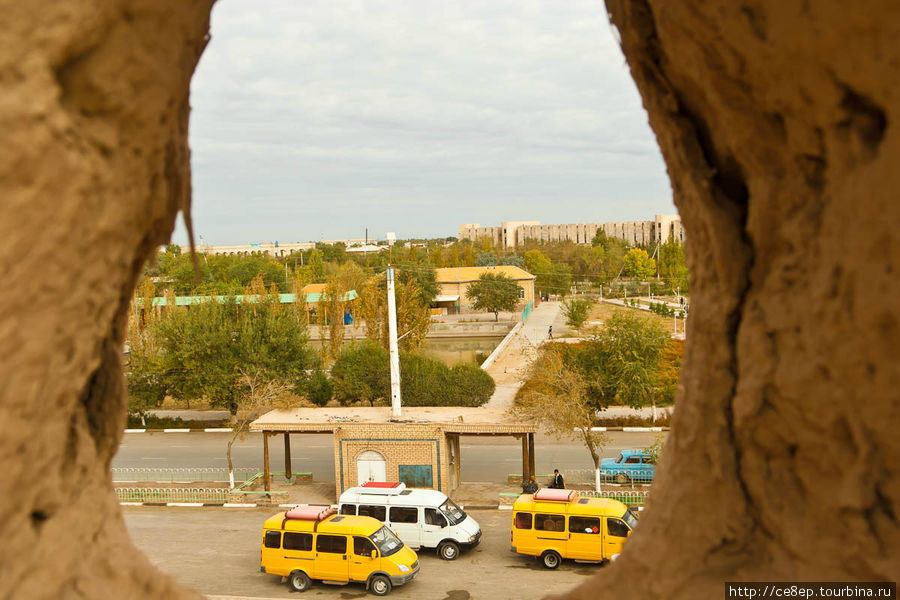 Через дырки в стене можно смотреть наружу Хива, Узбекистан