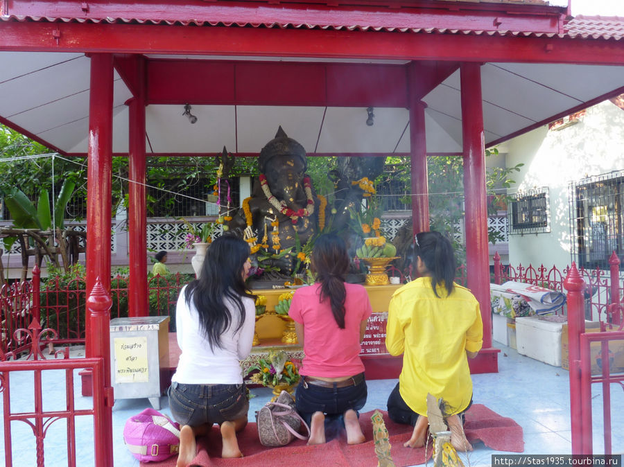 Алтарь бога Ганеши в храме Ват Ти Ла Мони. Паттайя, Таиланд