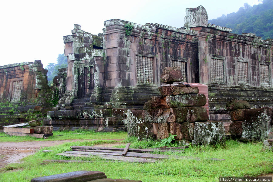 Руины главного монастырского храма Тямпасак, Лаос