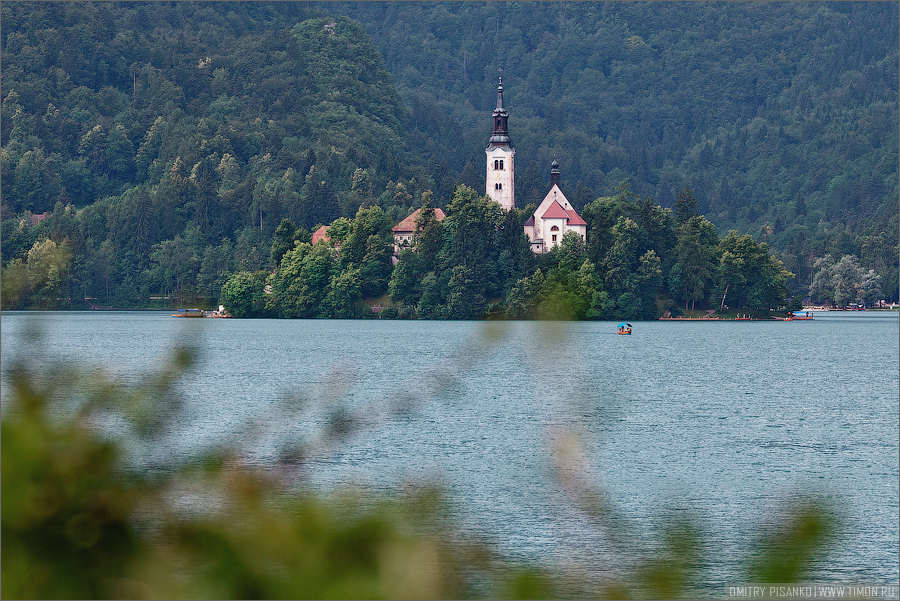 Знаменитый остров с Мариинской церковью. Для посещения острова предлагаются в аренду традиционные деревянные лодки под названием «плетна». Блед, Словения