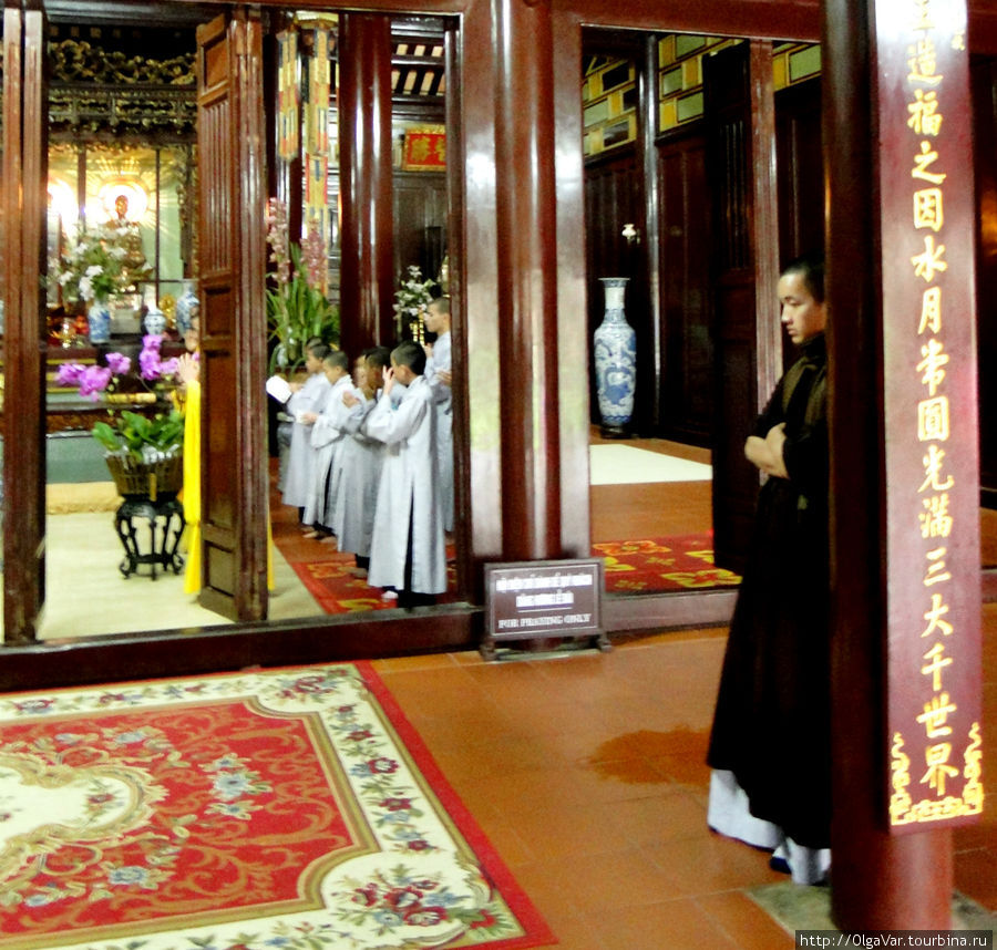В главном святилище находятся три статуи: Будды прошлого, Будды будущего и исторического Будды Хюэ, Вьетнам