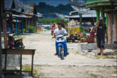Улицы Балаи практически лишены транспорта — ездить тут некуда, ведь вся деревня просто крошечная, а с другой стороны  — океан.