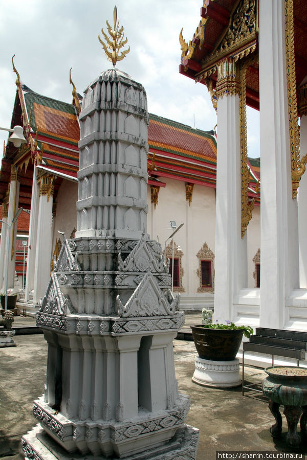 Ват Пратумкхонгкха в центре Чайнатауна Бангкок, Таиланд