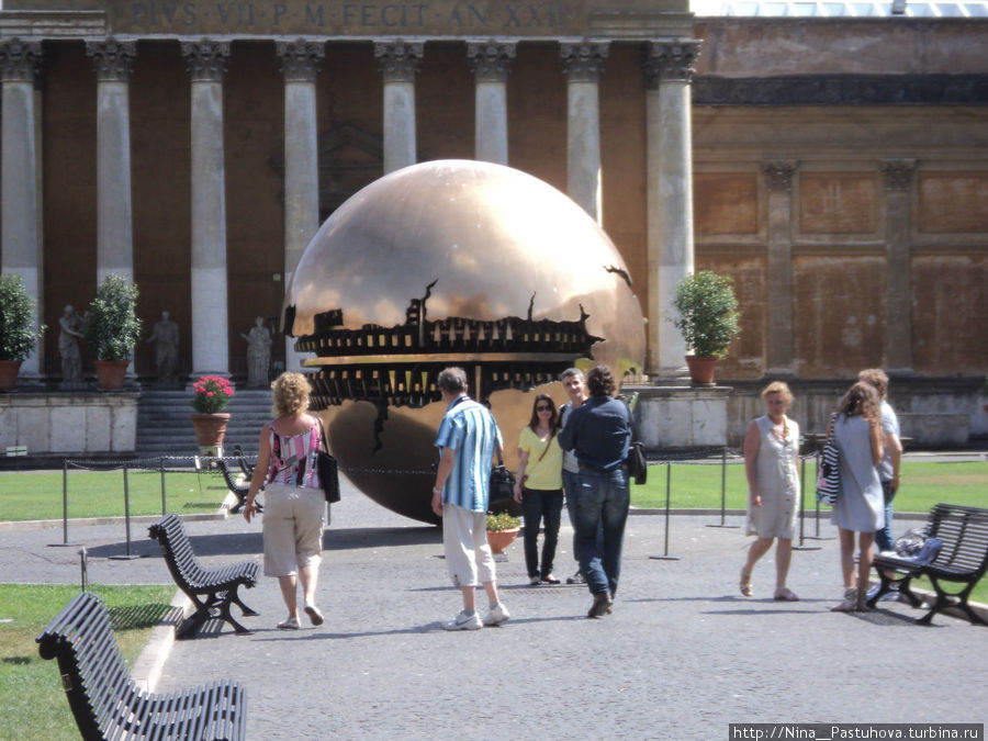 Скульптура Земной шар.Скульптор А. Помадоро. С глубоким философским смыслом: гигантский отполированный до блеска шар раскалывается безобразными глубокими трещинами. Ватикан (столица), Ватикан