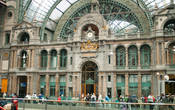 В Антверпен стоит приехать даже ради одного вокзала. Так считает The Daily Beast, определяя его четвертым по красоте в мире после лондонского, нью-йоркского и мумбайского вокзалов.