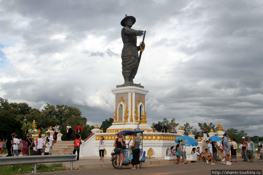 Памятник королю Сисаванг Вонгу на берегу Меконга во Вьентьяне Вьентьян, Лаос