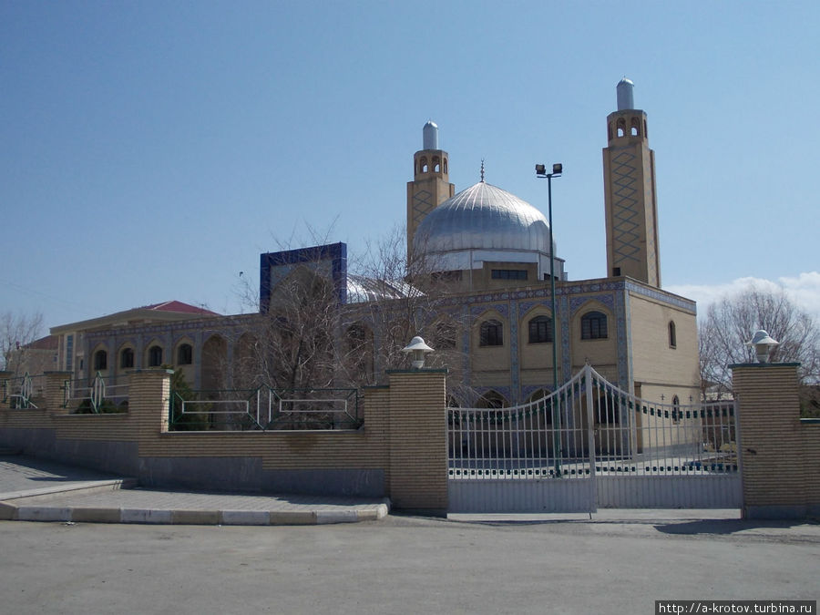 Мечеть имени Фатимы в центре городка Мечеть имени Фатимы в центре городка