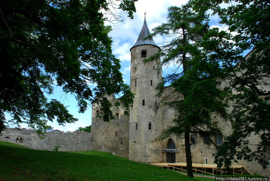 Уникальной для Прибалтики является возведенная в 14 или 15 веке круглая капелла, вероятно, служившая баптистерием. Именно здесь на внутренней стене в августовское полнолуние появляется видение призрака — Белой Дамы. Хаапсалу, Эстония