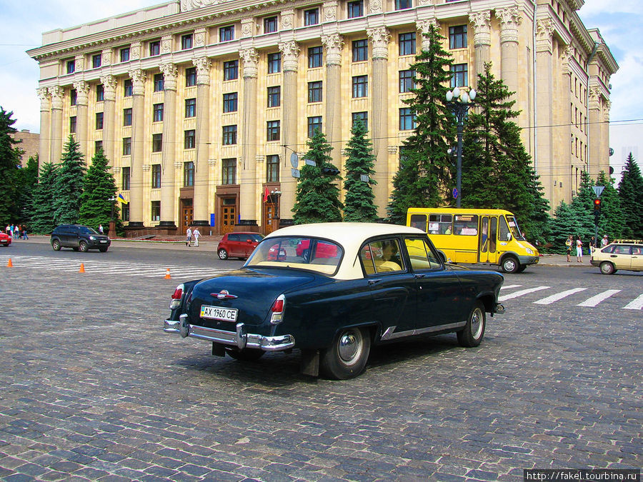 Ретро автомобили на площади Свободы Харьков, Украина