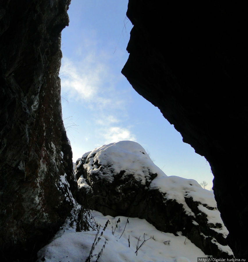 В скалах есть пещера, в которую не составит труда забраться Первоуральск, Россия