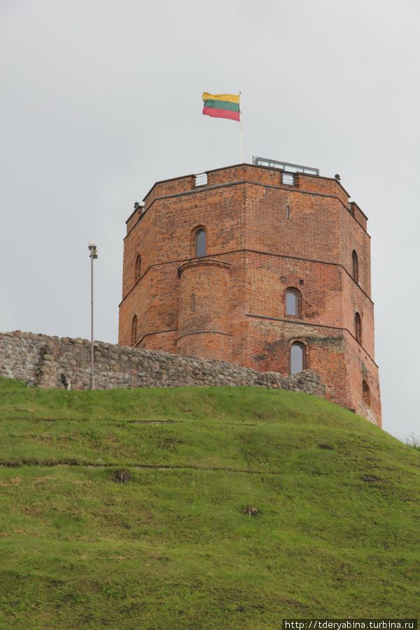 Башня видна со многих улиц старого города Вильнюс, Литва