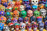 Разноцветные черепки — один из самых забавных сувениров, которые можно привезти из Мексики.