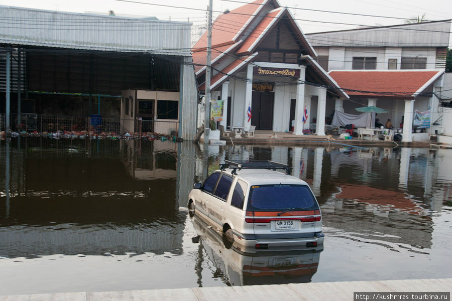 Наводнение в Бангкоке - взгляд из поезда Бангкок, Таиланд