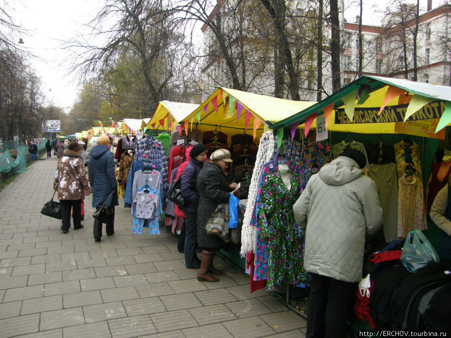С магазинами в центре города проблематично, москвичи ждут вот такие ярмарки выходного дня. Москва, Россия
