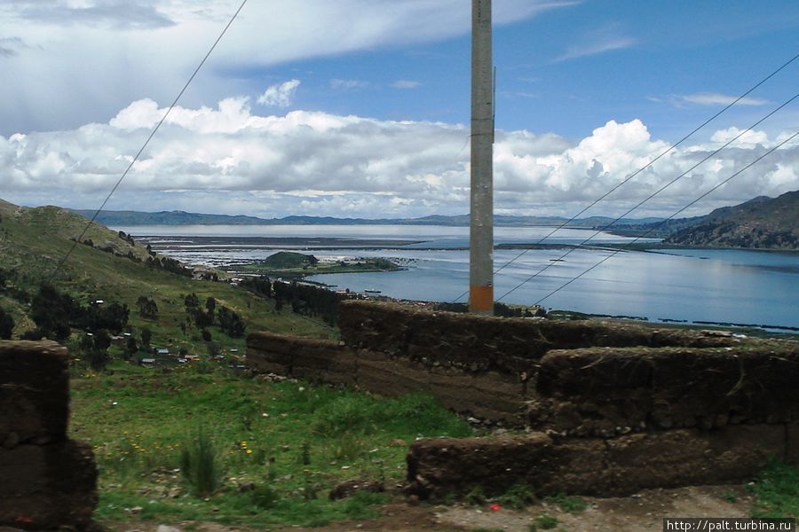 И картина сразу же преображалась — и небо, и гладь озера мгновенно меняли свой цвет на нереально голубой Пуно, Перу