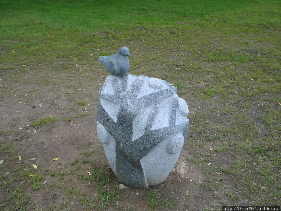 В Литве множество скульптурных композиций. Эти рядом с парковкой у обзорной площадки в Зарасае. Зарасай, Литва