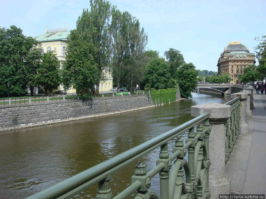 Вид с набережной на островок с парком. Прага, Чехия