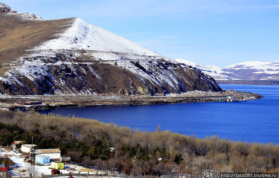 Озеро Севан — пресноводное, водная поверхность имеет лазурно-синий цвет. Севан, Армения