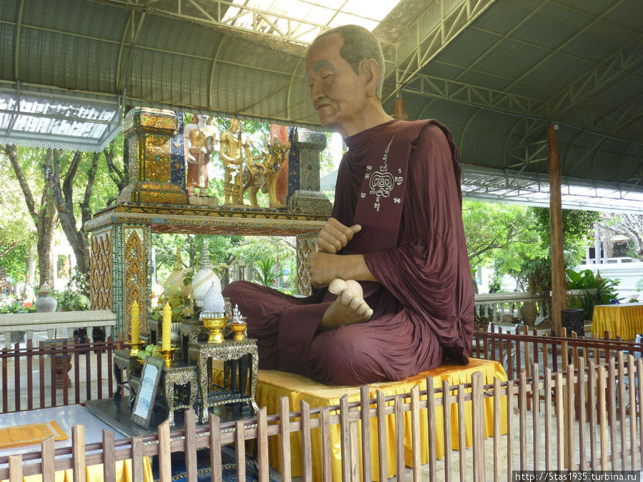 г. Сингбури. Монах Па Путто Чанга в храме Панон Чакси. Таиланд