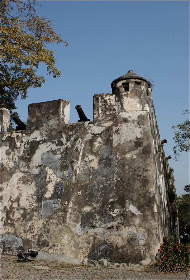 Обойдя крепость вокруг и наметив направление на маяк, я потопал к нему, совершенно не знаю пути. Но про это уже в следующий раз Обойдя крепость вокруг и наметив направление на маяк, я потопал к нему, совершенно не знаю пути. Но про это уже в следующий раз