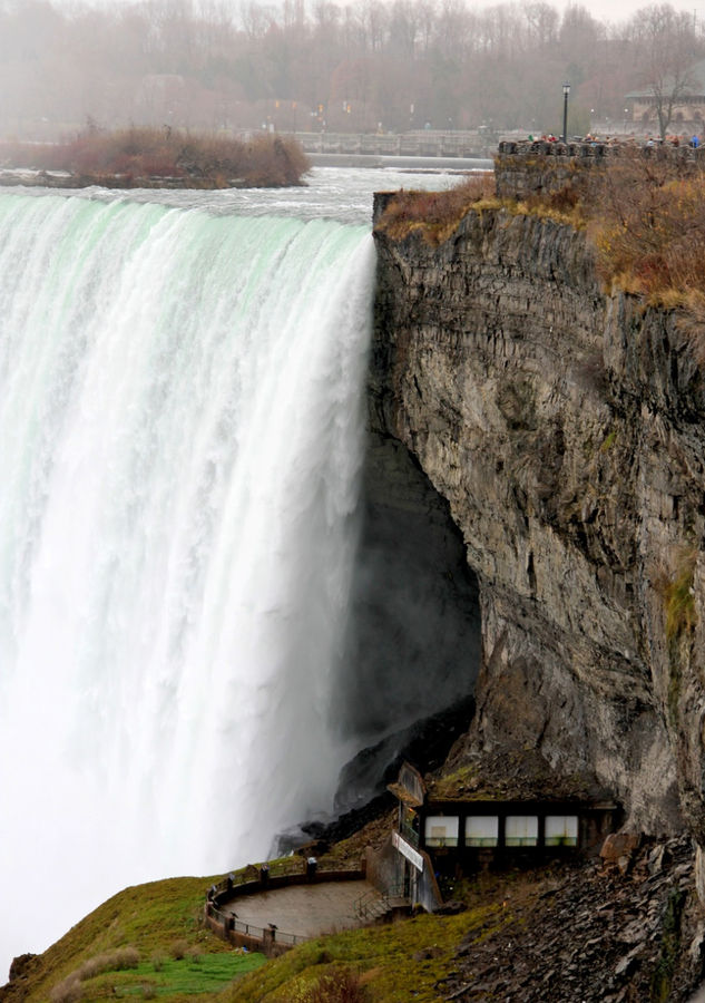 Смотровая площадка около канадского водопада.  На сл. фото. Ниагара-Фоллс, Канада