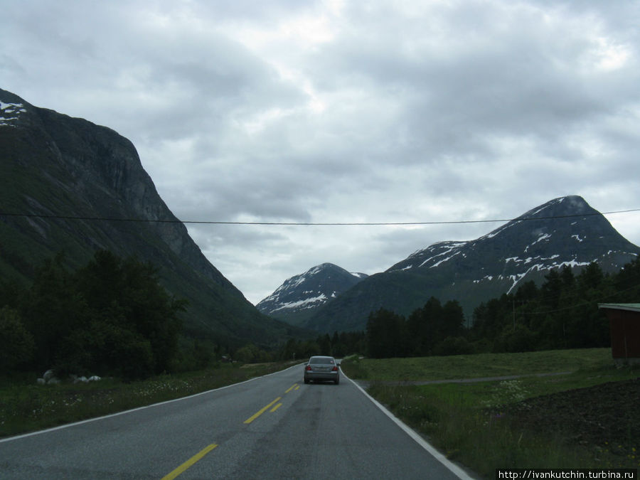 Позади остаются последние жилые постройки и дорога плавно поднимается в гору Ондалснес, Норвегия