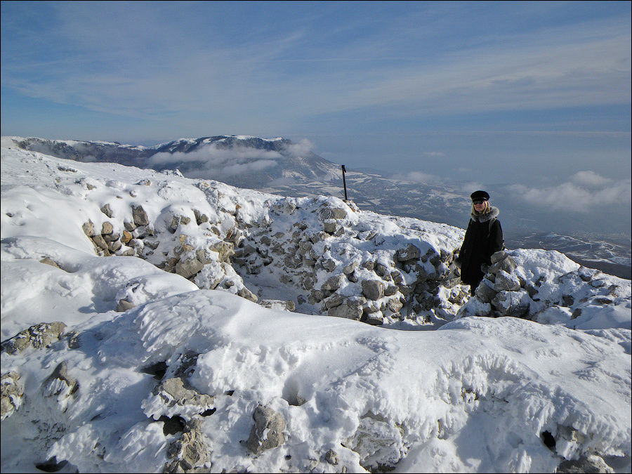 Тропа на верхнее плато Чатыр-Даг, каменный тур на фоне Южной Демирджи. Январь 2009 г. Алушта, Россия