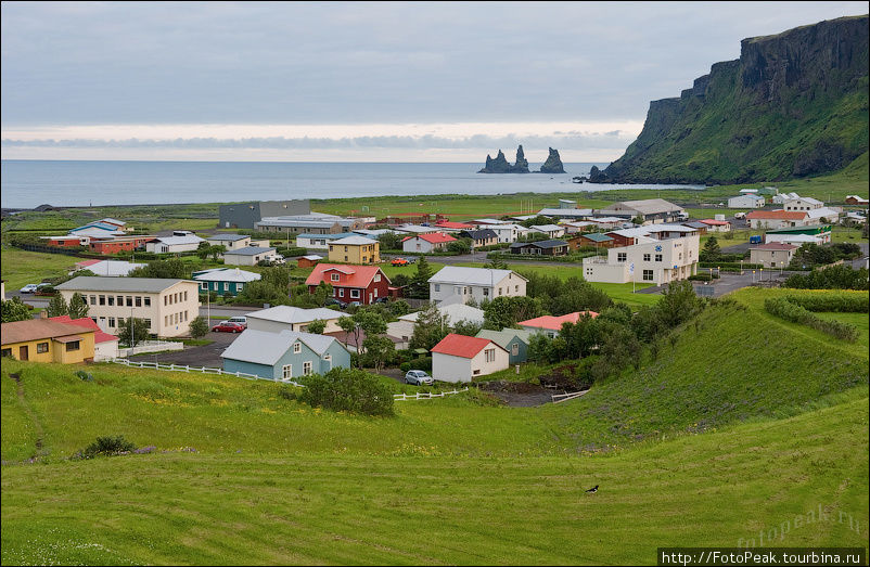 Главной достопримечательностью Вика, являются скалы Reynisdrangar (Пальцы Тролля). Вик, Исландия