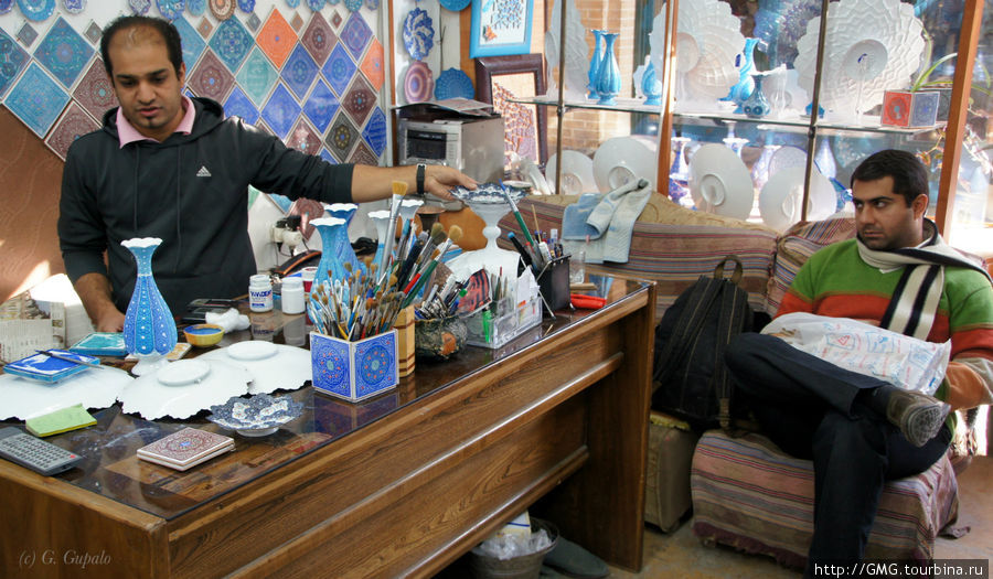 Один из мастеров (слева) и придирчивый покупатель (справа). Исфахан, Иран