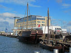 Заливчик Nyhamnen (Копенгаген не напоминает?) , здесь причалы и музей Koggmusset