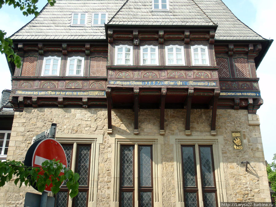Бэкерхаус — дом гильдии пекарей (1557), на фасаде виден герб пекарей — госларский орёл без короны Гослар, Германия