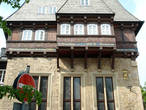 Бэкерхаус — дом гильдии пекарей (1557), на фасаде виден герб пекарей — госларский орёл без короны