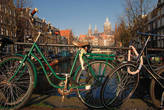 2) В Амстердаме очень мало кто использует велосипеды с переключением скоростей. Они здесь просто не нужны, ведь рельеф совсем плоский. Единственные горки – это подъемы на мост.