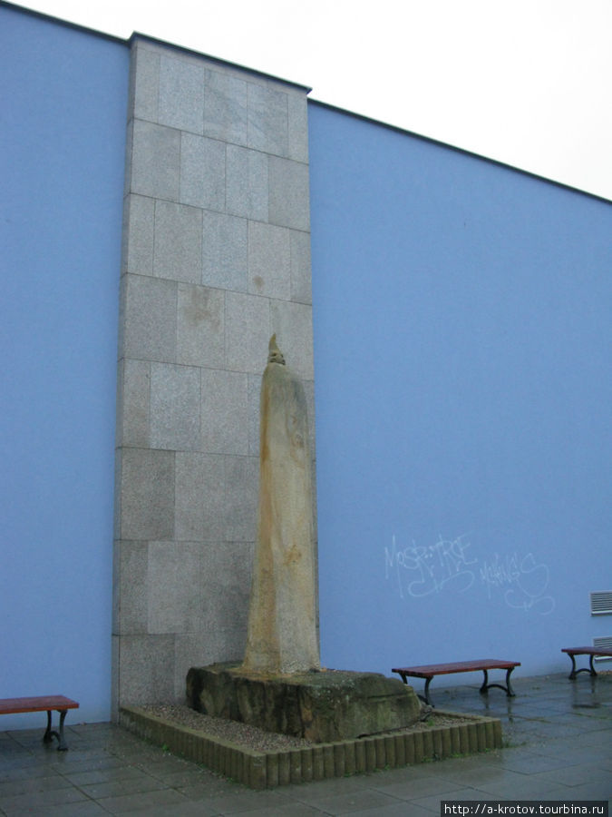 Какой-то фаллический символ, тоже в центре города Бржецлав, Чехия