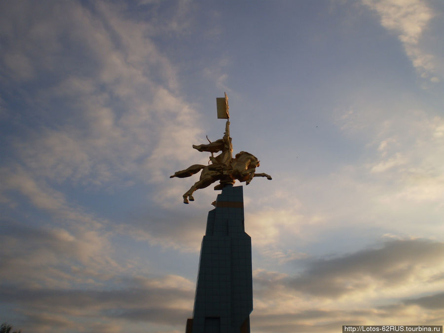 Стелла на въезде в Элисту со стороны Москвы, Волгограда. Элиста, Россия