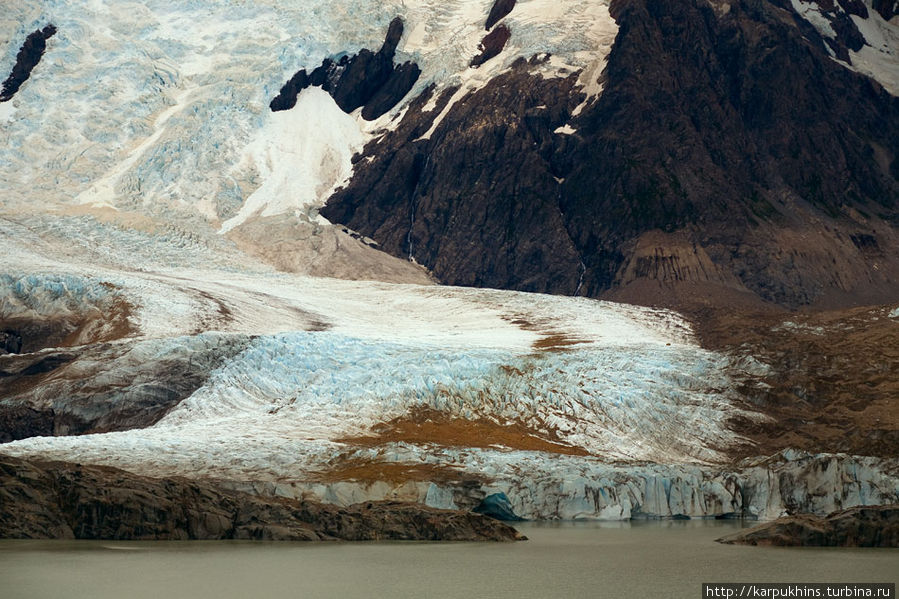 Прямо по гребню самого мощного моренного вала ведёт тропа к обзорной точке — мирадор Маэстри. С неё открывается хороший вид на ледник Гранде (Glaciar Grande), стекающий прямо в дальнюю часть озера. Аргентина