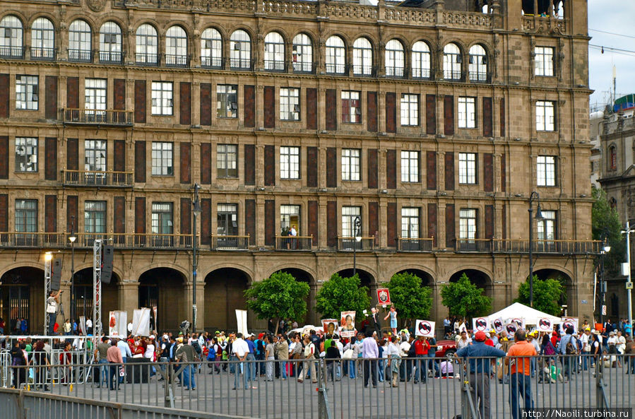 Демонстрации против PRI и РАN накануне выборов президента Мехико, Мексика Демонстрации против PRI и РАN накануне выборов президента Мехико, Мексика