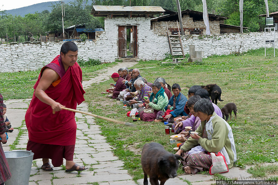 Монастырь Кончогсум-Лакханг, раздача пищи пожилым людям Бутан