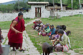 Монастырь Кончогсум-Лакханг, раздача пищи пожилым людям