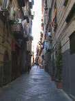 Одна из характерных узких улочек античного центра Неаполя.