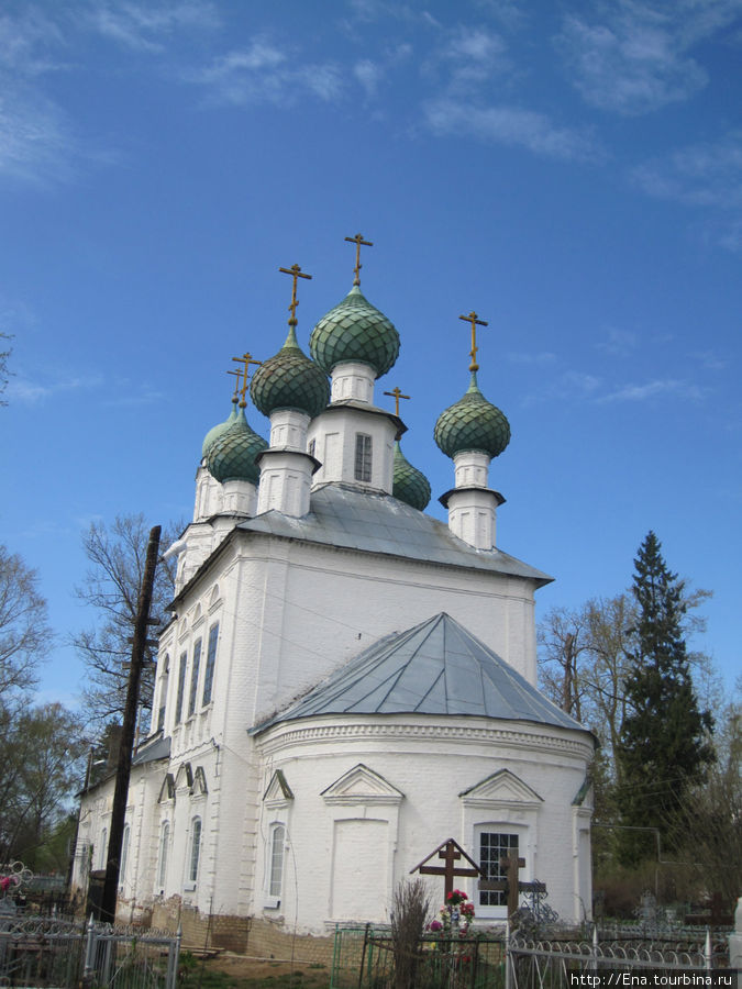 Введенский храм в Заучье Любим, Россия