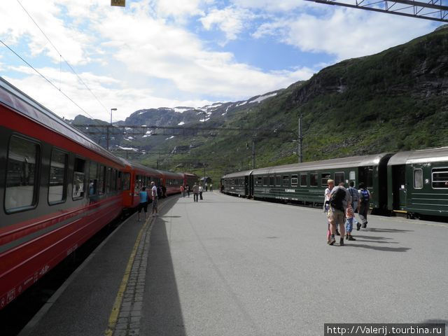 Станция Мирдал. Пересадка на другой поезд, до станции Восс. Восс, Норвегия