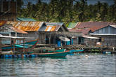 Рыбаки живут рядом с водой, эти дома построены прямо на кораллах.