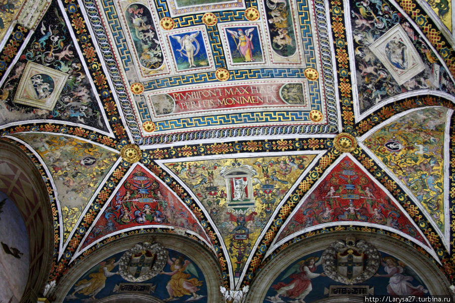 Деталь потолка Библиотеки Сиенского собора Сиена, Италия