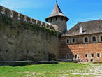 Стены Комендантского дворца покрыты узором из красных кирпичей и белых каменных блоков.