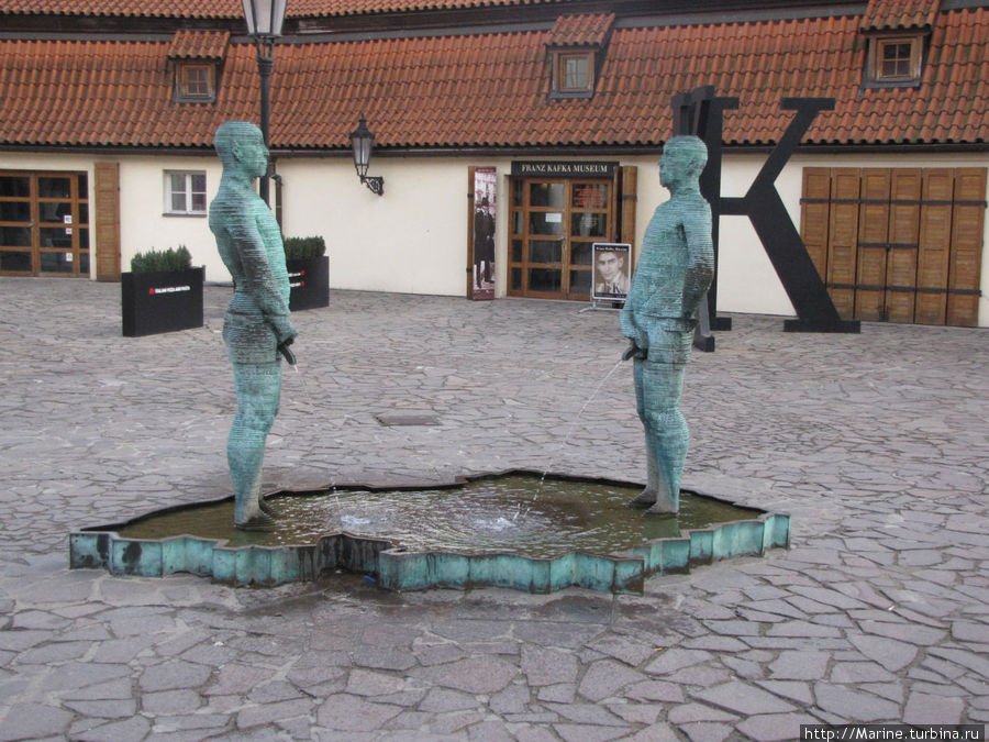 Музей Франца Кафки и Пражский памятник писающим мужчинам Прага, Чехия